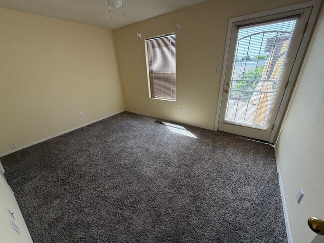 Building Photo - Spacious 3-Bedroom