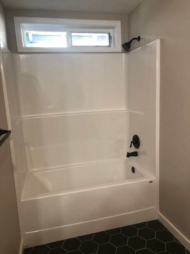 Building Photo - Beautiful 1 bedroom 1 bath house in Springfield!