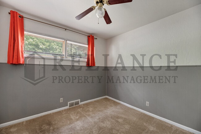 Building Photo - 4642 S vine Ave