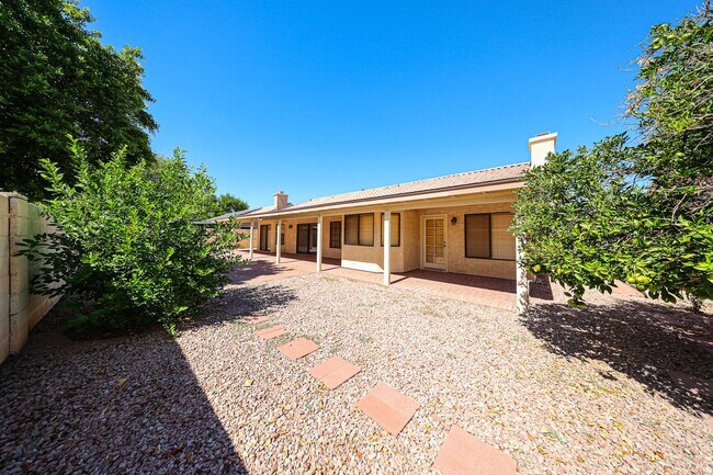 Building Photo - Welcome to this stunning 4-bedroom, 2-bath...
