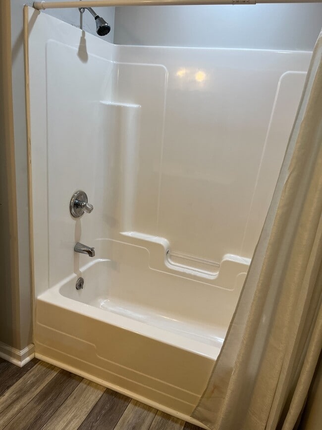 Building Photo - Newly Remodeled unit in Duplex