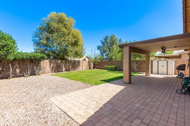 Building Photo - Stunning 3 Bed/2 Bath Home in Gated Commun...
