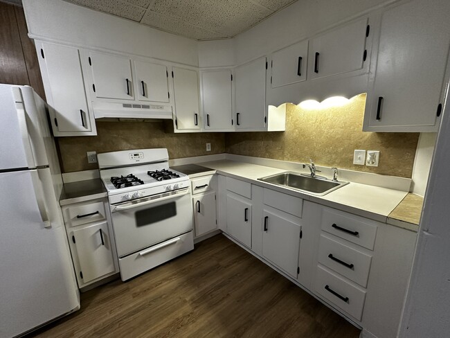 Building Photo - 408 S Queen St