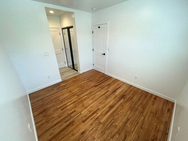 Building Photo - Remodeled Midtown Apartment- AC and Washer/Dryer!