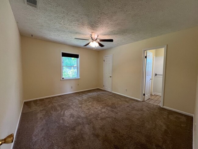 Building Photo - Adorable 3/2 on large corner lot