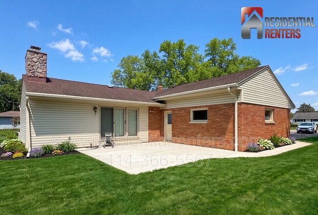 Building Photo - 205 N 165th St