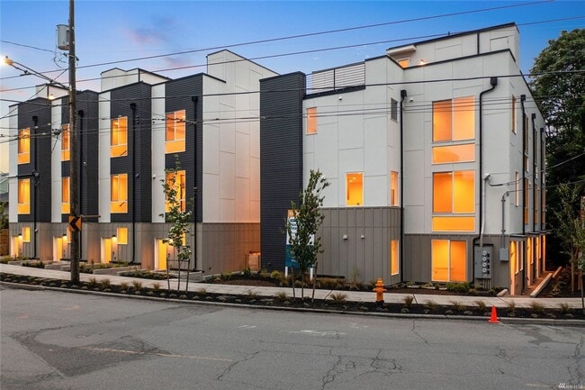 Primary Photo - Newer 2 Bed/ 2 Bath Townhome in North Beacon Hill