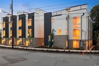 Building Photo - Newer 2 Bed/ 2 Bath Townhome in North Beacon Hill