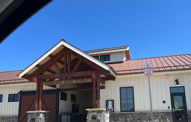 Building Photo - Beautiful 5 Bed Home in Raindance