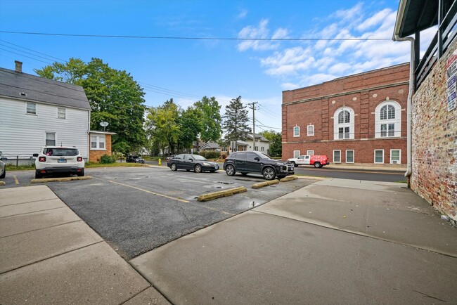 Building Photo - Newly Remodeled 4-bed 2nd-floor unit