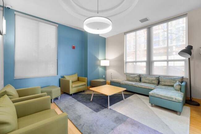 Building Photo - 2 Bed 2 Bath - Mount Vernon Condo - Garage Parking Space Included