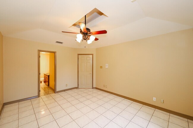 Building Photo - 503 W Avon Ct