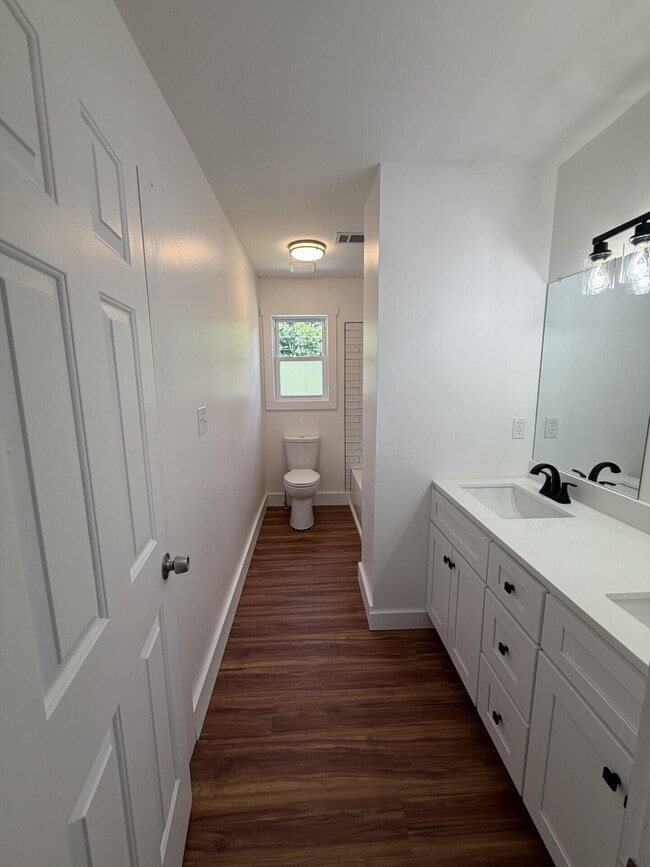 Building Photo - 721 Wayland Dr