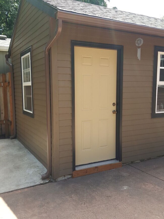 Building Photo - 4 Bed, 1 Bath, Large fenced yard, Shop, En...