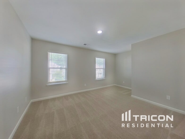 Building Photo - 204 Spring Knoll Dr
