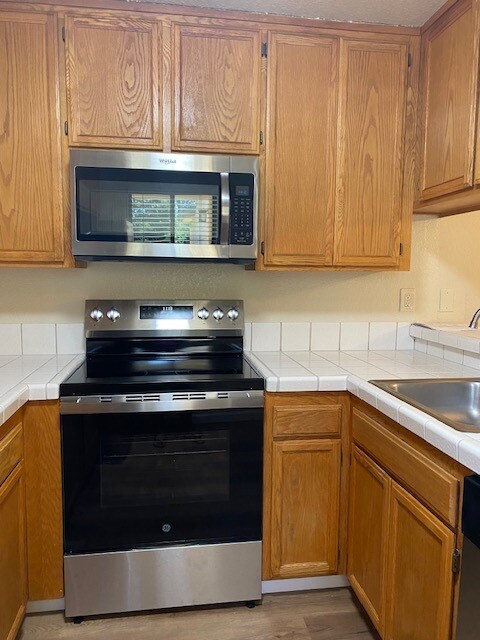 Building Photo - 1507 Woodlake Dr