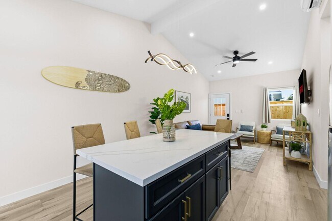 Building Photo - 436 Date Ave