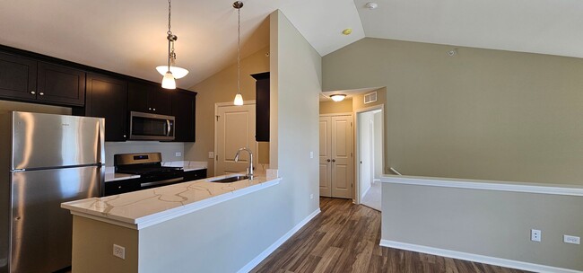 Building Photo - 1 Bedroom, 1 Bathroom, Mid, Second Floor, ...