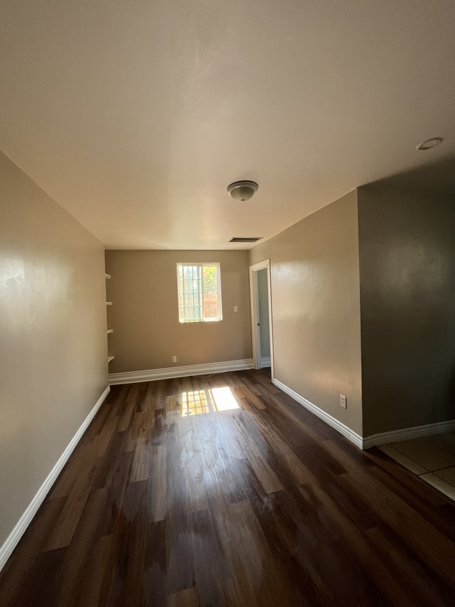 Building Photo - 834 W 106th St