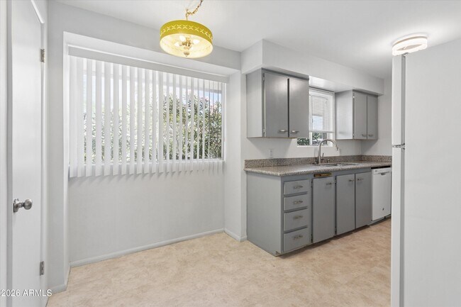 Building Photo - 3308 E Camelback Rd