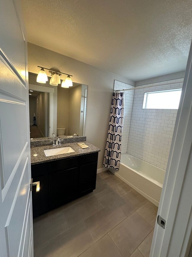 Building Photo - Amazing 3 bedroom townhome in Windsor!