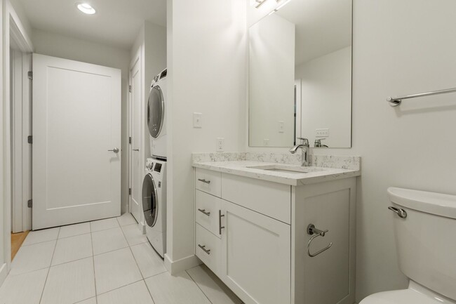 Building Photo - 1BR/1BA - Beautiful Updated Condo in Downtown Portland