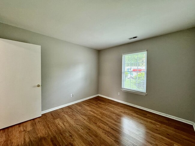 Building Photo - READY 05-15-25!! Ranch Home w/2-Car Garage...