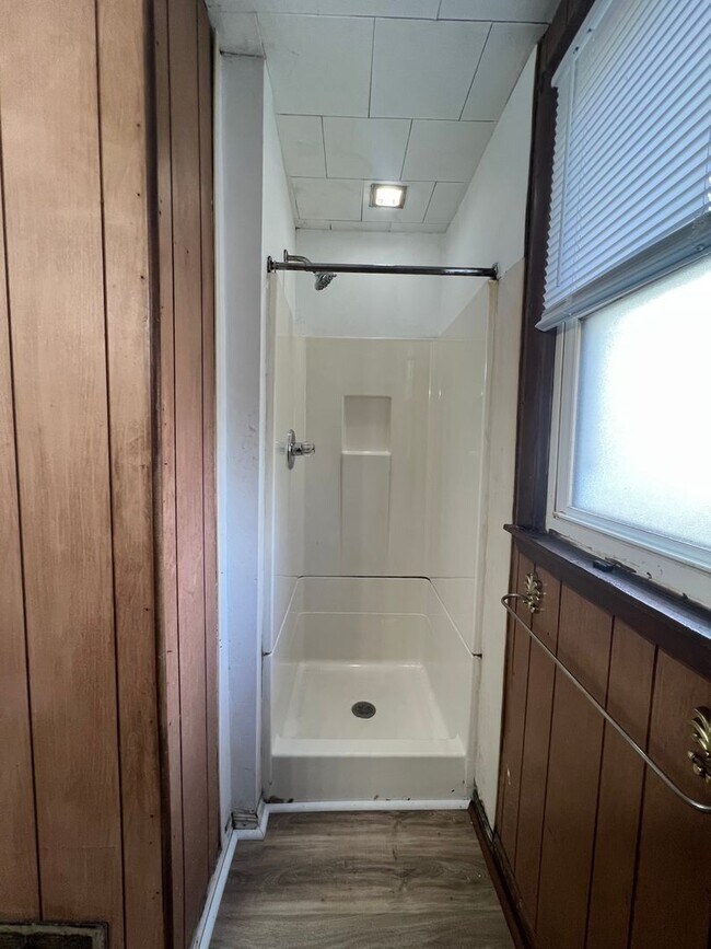 Building Photo - Spacious 4 Bedroom Southside Holland