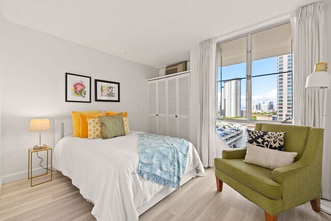 Building Photo - Kakaako Royal Court 2 Bedroom 2 Bathroom 1...
