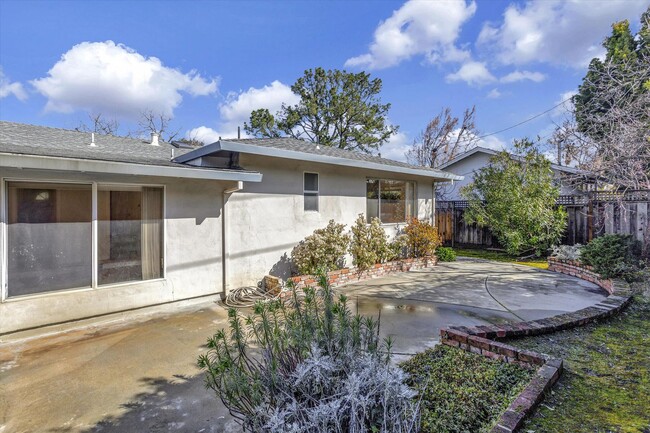 Building Photo - Tons of Space l Great Schools l Prime Sili...