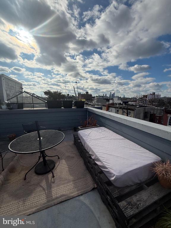 Building Photo - 2005 N Mascher St