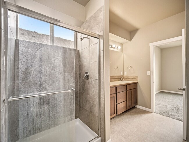 Building Photo - Spacious 5-Bedroom Home with Private Yard & Parking in Spokane