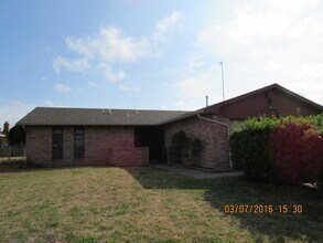 Building Photo - West side home located close to shopping, restaurants