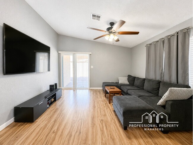 Building Photo - 4-bedroom, 2-bathroom home in Desert Sands