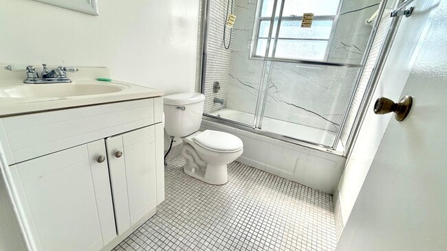 Building Photo - 281 Tilford N