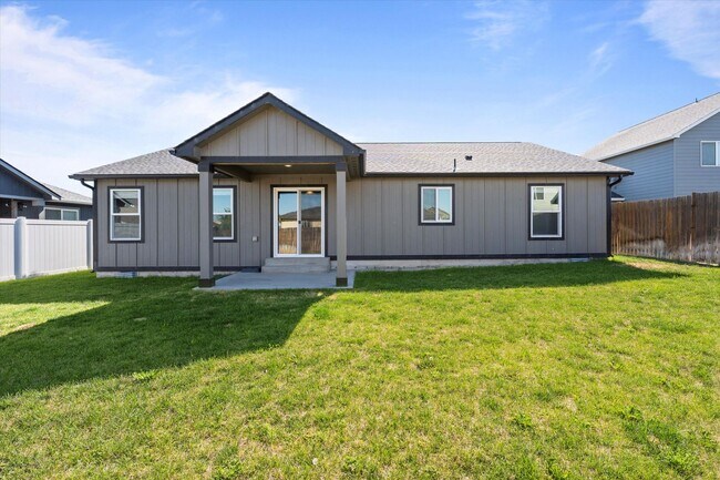 Building Photo - Newer Home in Quiet Neighborhood