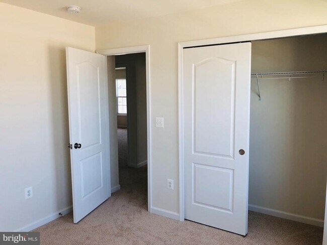 Building Photo - 336 Boxelder Dr