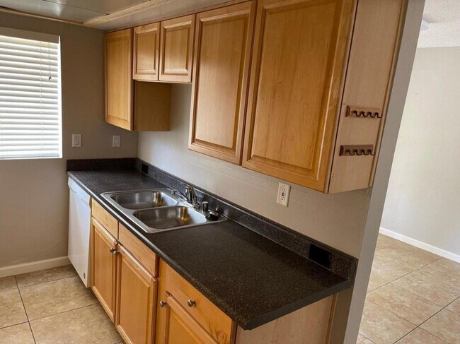 Building Photo - 2155 W Wickieup Ln, Phoenix, AZ 85027