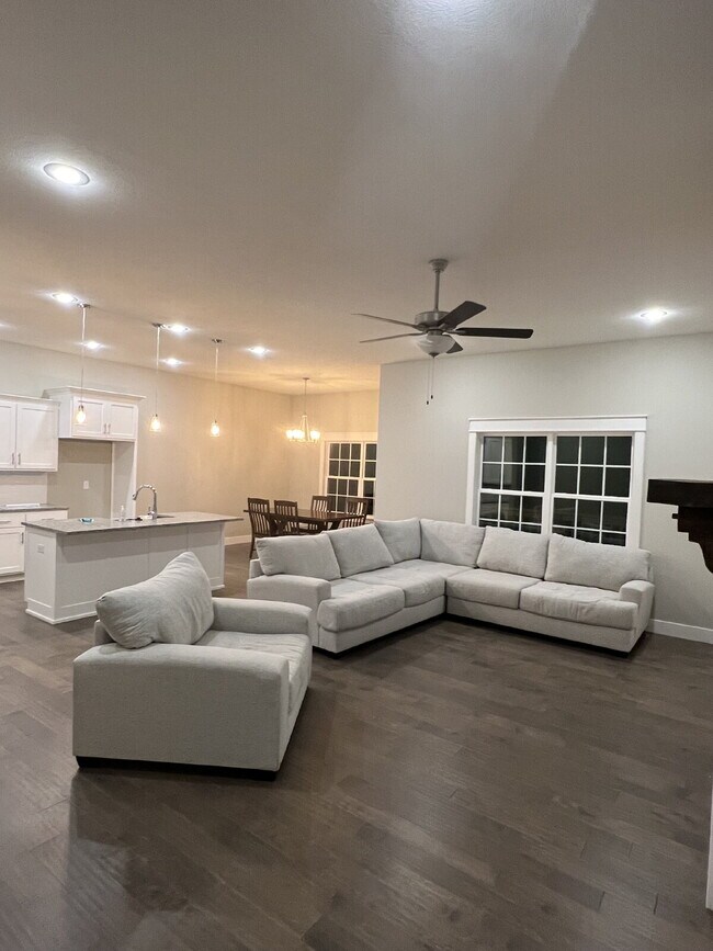 Building Photo - Gorgeous 4Bedroom House, on spacious 2 acres