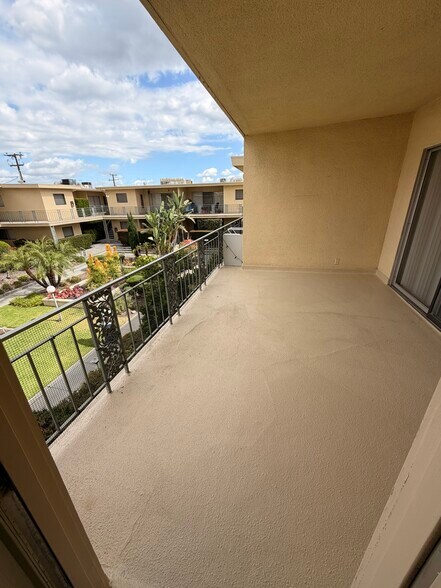 Balcony - 1148 W Huntington Dr