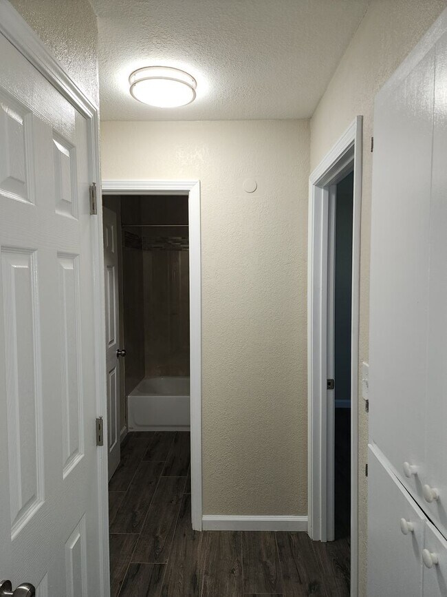 Building Photo - Recently Updated -  2 Bedroom 1 Bathroom O...