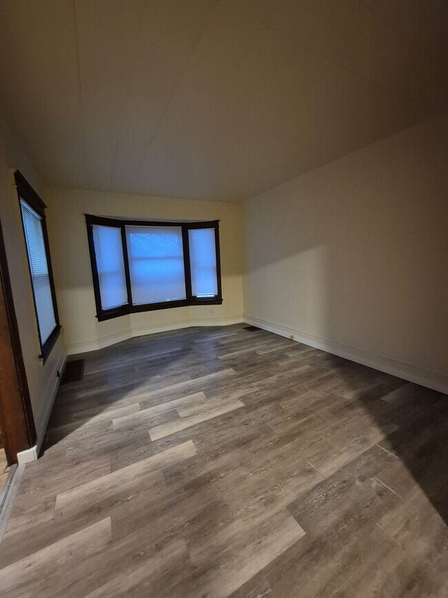 Building Photo - 205-207 Magee Ave