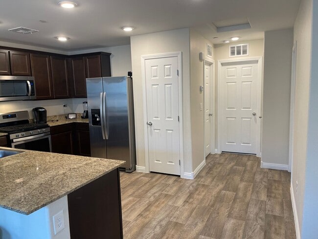 Building Photo - 3 bedroom townhouse in gated community!