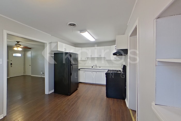 Building Photo - 5117 SW 16th Ave