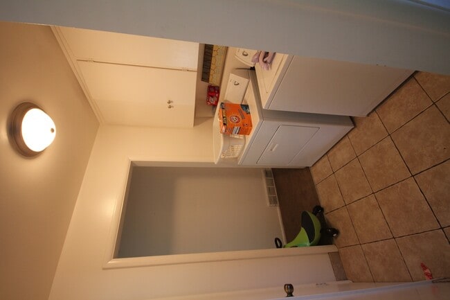 Building Photo - 3 Bed/1.5 Bath in a Cul-de-sac by Universi...
