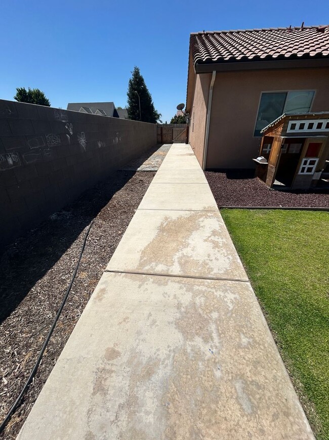 Building Photo - Don't miss out newer 4 bedroom 2 bath in K...