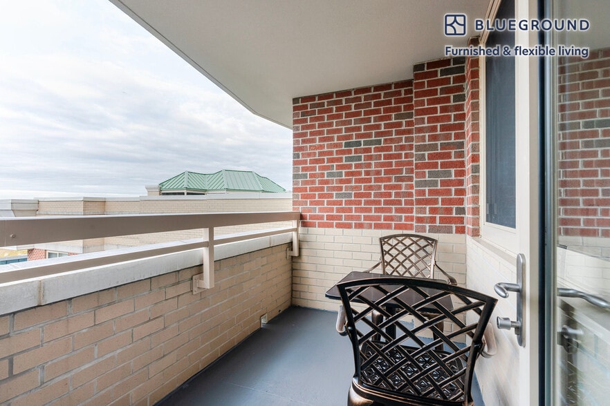 Building Photo - 3900 Fairfax Dr