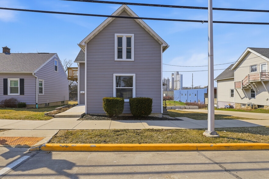 Building Photo - 418 S Spring St