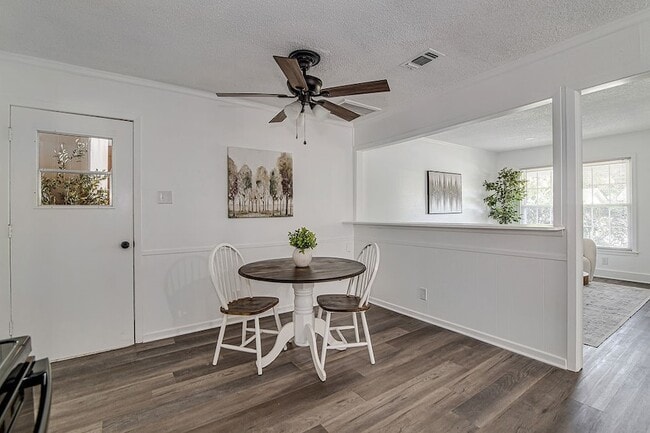 Building Photo - 541 NW Lorna St