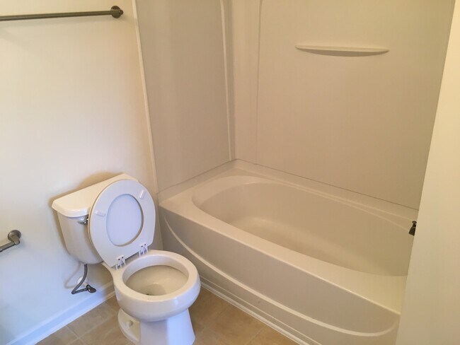 Building Photo - Townhouse For The Family!!